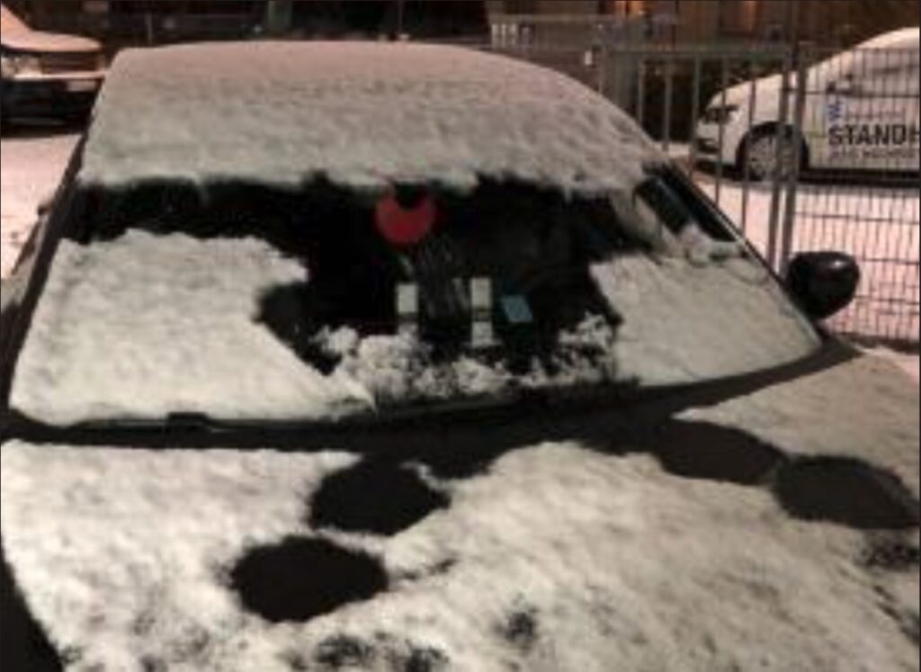 Auto halb aufgetaut