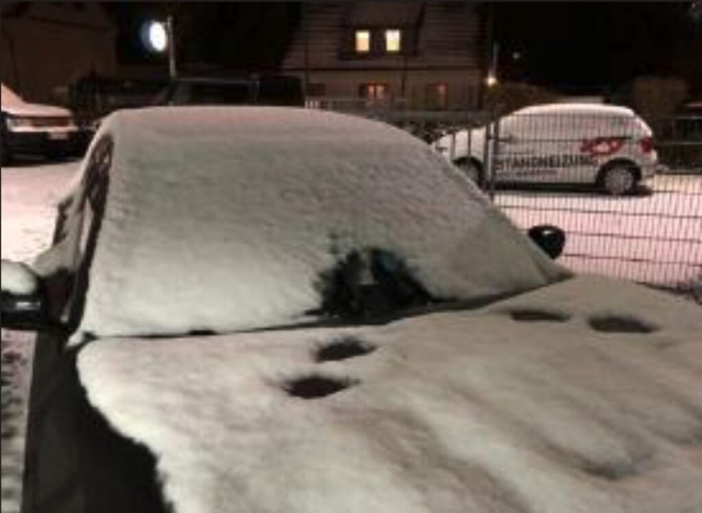 Beschneites Auto