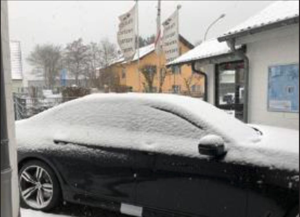 Schnee auf schwarzem Auto